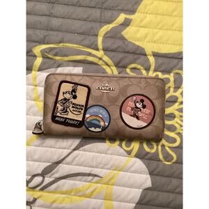 Limited Edition Disney x Coach Accordion Zip Wallet Minnie Mouse Patches F29380